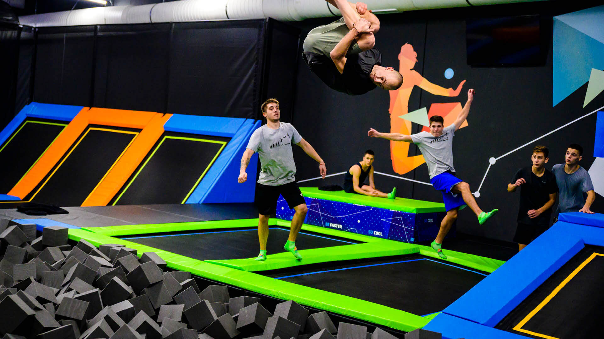 11 развлечения. Фотосессия спорт батут ракурс сверху. Trampoline Park.