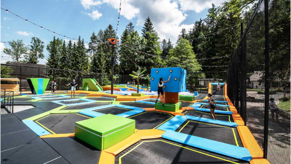 V Sloveniji odprt prvi Akrobatov zunanji trampolinski park!