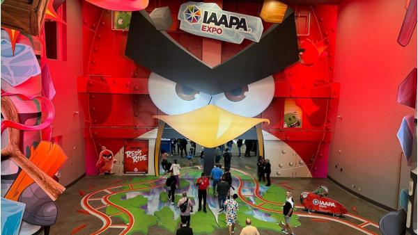 Akrobat na sejmu IAAPA Expo Orlando 2023!